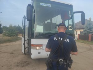 policjant kontroluje autokar