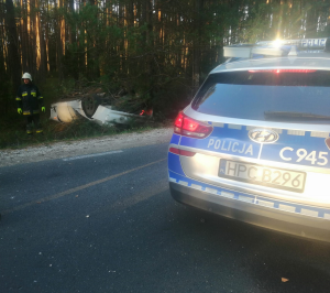 radiowóz policji na miejscu zdarzenia drogowego