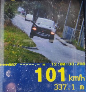 pojazd jadący z prędkością 101 km/h