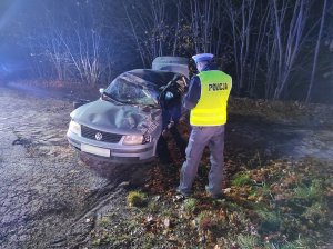 policjant wykonuje oględziny pojazdu