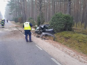 policjanci wykonują oględziny rozbitego auta