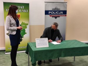 Członkowie Komitetu podpisują akt założycielski