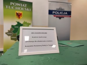 Na stole leży akt założycielki Komitetu Społecznego