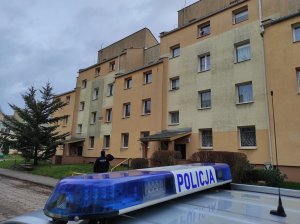 Policjant sprawdza, czy osoba przebywa na kwarantannie.