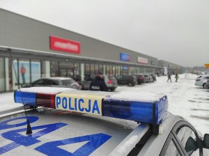 Policjanci sprawdzają, czy klienci stosują się do obowiązujących obostrzeń.