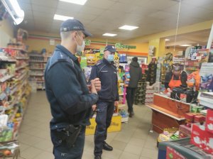 Policjanci sprawdzają, czy klienci stosują się do obowiązujących obostrzeń.