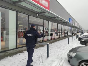 Policjanci sprawdzają, czy klienci stosują się do obowiązujących obostrzeń.