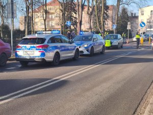 policjanci pracują na miejscu wypadku drogowego