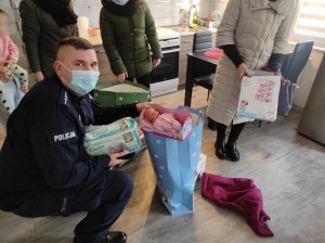 policjant wręcza prezenty