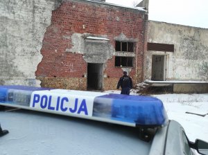 policjanci sprawdzają pustostany