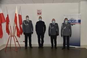 policjanci pozują do pamiątkowego zdjęcia