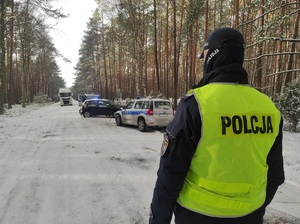 policjant zabezpiecza miejsce zdarzenia drogowego