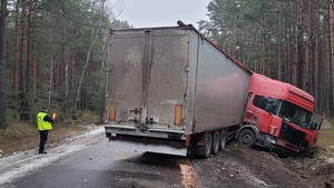 policjanci zabezpieczają miejsce zdarzenia drogowego