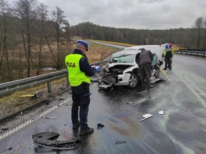 policjant wykonuje oględziny wypadku drogowego