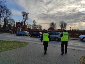 policjanci kontrolują ruch na drodze