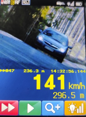 auto pędzi z prędkością 141 km/h