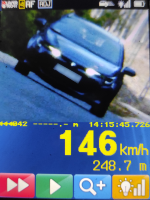 pojazd jedzie z prędkością 146 km/h