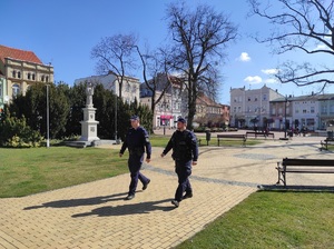 policyjny patrol pieszy patroluje ulice