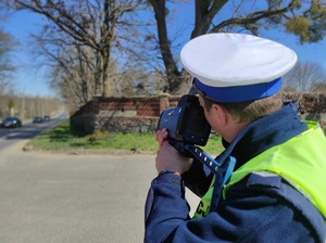 policjant kontroluje prędkość aut