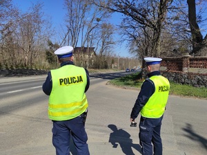 policjanci obserwują ruch pojazdów