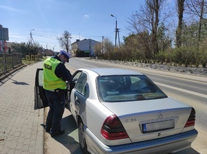 policjant kontroluje pojazd