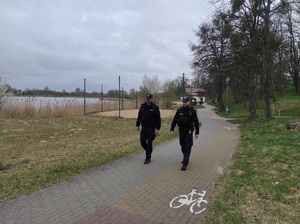 policjanci patrolują ulice