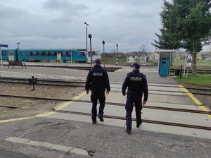 policjanci sprawdzają dworce