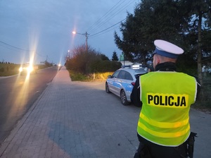 policjant kontroluje prędkość pojazdów