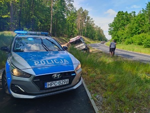 policjanci zabezpieczają miejsce zdarzenia drogowego