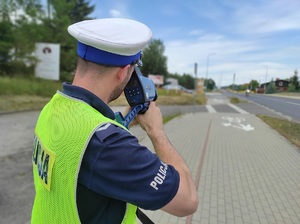 policjant kontroluje prędkość aut