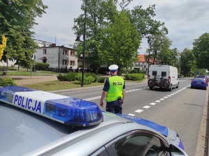 policjant obserwuje ruch pojazdów