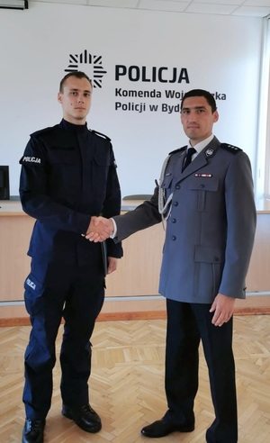 Komendant składa gratulacje nowemu policjantowi