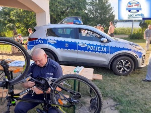 policjant znakuje rower