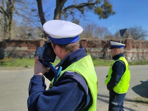 zdjęcie poglądowe - policjant kontroluje prędkość aut