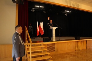 Komendant Powiatowy Policji w Tucholi wygłasza przemówienie