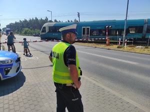 policjant czuwa nad bezpieczeństwem podróżnych