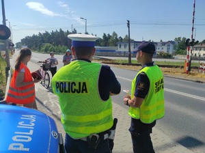 policjant prowadzi działania wspólnie ze Strażą Ochrony Kolei