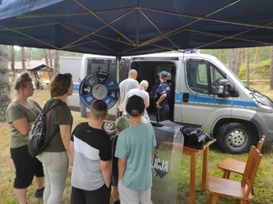 policyjne stoisko odwiedzają uczestnicy pikniku