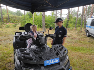policjantka prezentuje dziewczynce policyjnego quada