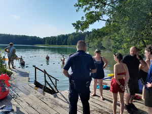 policjant sprawdza kąpielisko, z którego korzystają harcerze