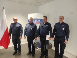 policjanci pozują do zdjęcia