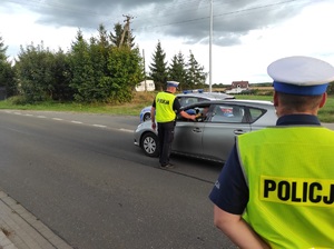 policjanci sprawdzają trzeźwość kierowców