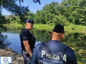 policjanci czuwają nad bezpieczeństwem uczestników spływu