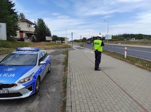 policjant kontroluje prędkość aut