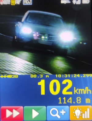 auto jedzie z prędkością 102 km/h