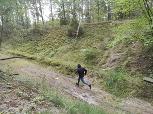 mężczyzna biegnie przez las