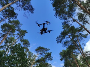 policyjny dron wzbija się w powietrze