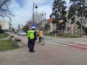 policjanci obserwują ruch uliczny