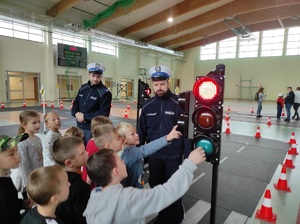 policjanci omawiają przepisy ruchu drogowego