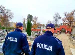 policjanci pilnują porządku w rejonie cmentarza